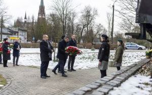 Złożenie kwiatów pod pomnikiem Ofiar Tragedii Górnośląskiej  (3)