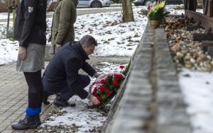 Złożenie kwiatów pod pomnikiem Ofiar Tragedii Górnośląskiej  (4)