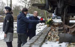 Złożenie kwiatów pod pomnikiem Ofiar Tragedii Górnośląskiej  (6)