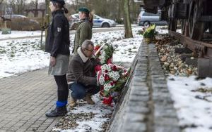Złożenie kwiatów pod pomnikiem Ofiar Tragedii Górnośląskiej  (9)