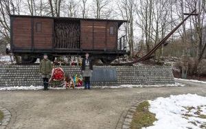 Złożenie kwiatów pod pomnikiem Ofiar Tragedii Górnośląskiej  (12)