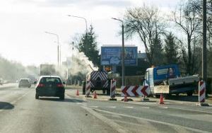 Rozpoczęły się naprawy ubytków w jezdni asfaltem lanym (1)