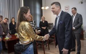 Anna Piotrowska przyjmuje gratulacje od prezydenta Mariusza Wołosza