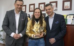 Anna Piotrowska z przydentem Mariuszem Wołoszem i jego zastępcą Adamen Frasem