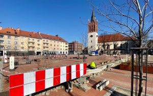 Trwają prace związane z naprawą uszkodzonego odwodnienia liniowego płyty Rynku (1)
