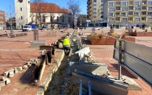 Trwają prace związane z naprawą uszkodzonego odwodnienia liniowego płyty Rynku (2)