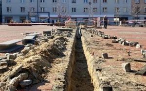 Trwają prace związane z naprawą uszkodzonego odwodnienia liniowego płyty Rynku (9)
