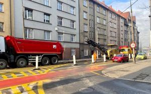 Drogowcy na odcinku ul. Miarki od ul. Rostka do wysokości budynku przy ul. Miarki 40 rozpoczęli prace związane z pozimowym usuwaniem ubytków w jezdni (1)