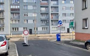 Drogowcy na odcinku ul. Miarki od ul. Rostka do wysokości budynku przy ul. Miarki 40 rozpoczęli prace związane z pozimowym usuwaniem ubytków w jezdni (3)
