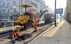Drogowcy na odcinku ul. Miarki od ul. Rostka do wysokości budynku przy ul. Miarki 40 rozpoczęli prace związane z pozimowym usuwaniem ubytków w jezdni (4)