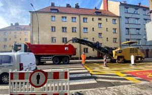 Drogowcy na odcinku ul. Miarki od ul. Rostka do wysokości budynku przy ul. Miarki 40 rozpoczęli prace związane z pozimowym usuwaniem ubytków w jezdni (8)