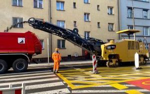 Drogowcy na odcinku ul. Miarki od ul. Rostka do wysokości budynku przy ul. Miarki 40 rozpoczęli prace związane z pozimowym usuwaniem ubytków w jezdni (9)