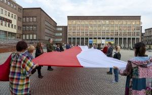 Na pl. Sobieskiego w ramach plenerowego happeningu z okazji obchodzonego dziś /2 maja/ Dnia Flagi Rzeczypospolitej Polskiej mieszkańcy Bytomia utworzyli stumetrową biało-czerwoną flagę (1)