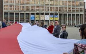 Na pl. Sobieskiego w ramach plenerowego happeningu z okazji obchodzonego dziś /2 maja/ Dnia Flagi Rzeczypospolitej Polskiej mieszkańcy Bytomia utworzyli stumetrową biało-czerwoną flagę (2)