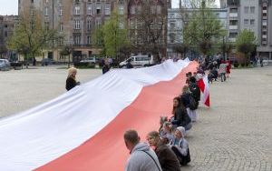 Na pl. Sobieskiego w ramach plenerowego happeningu z okazji obchodzonego dziś /2 maja/ Dnia Flagi Rzeczypospolitej Polskiej mieszkańcy Bytomia utworzyli stumetrową biało-czerwoną flagę (3)