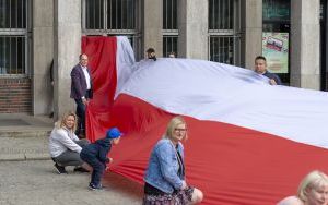 Na pl. Sobieskiego w ramach plenerowego happeningu z okazji obchodzonego dziś /2 maja/ Dnia Flagi Rzeczypospolitej Polskiej mieszkańcy Bytomia utworzyli stumetrową biało-czerwoną flagę (4)