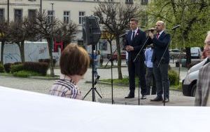 Na pl. Sobieskiego w ramach plenerowego happeningu z okazji obchodzonego dziś /2 maja/ Dnia Flagi Rzeczypospolitej Polskiej mieszkańcy Bytomia utworzyli stumetrową biało-czerwoną flagę (5)