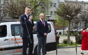 Na pl. Sobieskiego w ramach plenerowego happeningu z okazji obchodzonego dziś /2 maja/ Dnia Flagi Rzeczypospolitej Polskiej mieszkańcy Bytomia utworzyli stumetrową biało-czerwoną flagę (7)