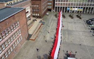 Na pl. Sobieskiego w ramach plenerowego happeningu z okazji obchodzonego 2 maja Dnia Flagi Rzeczypospolitej Polskiej mieszkańcy Bytomia utworzyli stumetrową biało-czerwoną flagę (1)
