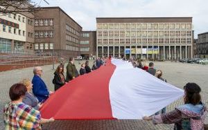 Mieszkańcy Bytomia utworzyli stumetrową biało-czerwoną flagę (1)