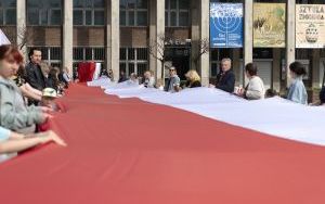 Mieszkańcy Bytomia utworzyli stumetrową biało-czerwoną flagę (2)