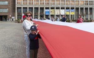 Mieszkańcy Bytomia utworzyli stumetrową biało-czerwoną flagę (3)