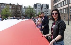 Mieszkańcy Bytomia utworzyli stumetrową biało-czerwoną flagę (4)