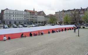 Mieszkańcy Bytomia utworzyli stumetrową biało-czerwoną flagę (5)