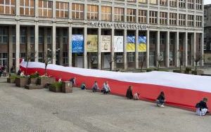 Mieszkańcy Bytomia utworzyli stumetrową biało-czerwoną flagę (6)
