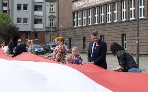 Mieszkańcy Bytomia utworzyli stumetrową biało-czerwoną flagę (7)
