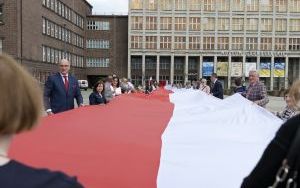 Mieszkańcy Bytomia utworzyli stumetrową biało-czerwoną flagę (8)