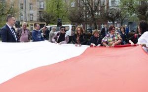Mieszkańcy Bytomia utworzyli stumetrową biało-czerwoną flagę (9)