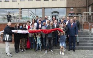 Mieszkańcy Bytomia utworzyli stumetrową biało-czerwoną flagę (10)