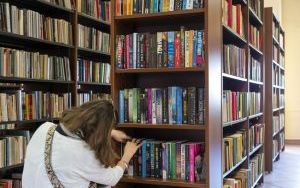 Bytomska biblioteka wzbogaciła się o kolejne cenne książki, audiobooki i sprzęt multimedialny (5)