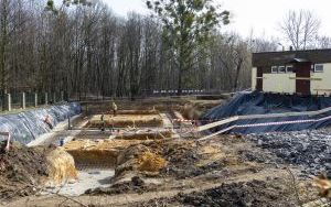 Trwa budowa nowego przedszkola w Miechowicach. Rozpoczęto ją od realizacji pomieszczeń żłobka i sali wielofunkcyjnej - zdjęcia z marca 2022 roku
