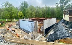 Trwa budowa nowego przedszkola w Miechowicach. Rozpoczęto ją od realizacji pomieszczeń żłobka i sali wielofunkcyjnej - zdjęcia z maja 2022 roku