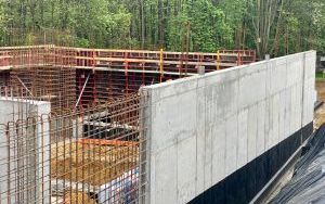 Trwa budowa nowego przedszkola w Miechowicach. Rozpoczęto ją od realizacji pomieszczeń żłobka i sali wielofunkcyjnej - zdjęcia z maja 2022 roku