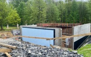 Trwa budowa nowego przedszkola w Miechowicach. Rozpoczęto ją od realizacji pomieszczeń żłobka i sali wielofunkcyjnej - zdjęcia z maja 2022 roku