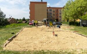 Na 57 miejskich placach zabaw trwa wymiana piasku  (2)