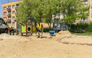 Na 57 miejskich placach zabaw trwa wymiana piasku  (3)