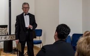 Prowadzący koncert Jacek Woleński
