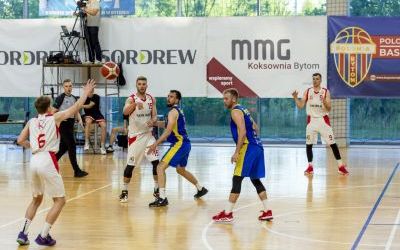 Bytomscy koszykarze o krok od awansu do I ligi. 18 maja pokonali zespół z Katowic 90:77. Do awansu bytomianie potrzebują jeszcze jedno zwycięstwo (6)