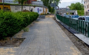 Prace przy budowie nowej rampy i przebudowy chodnika przy ul. Chorzowskiej wchodzą w decydujący etap (1)