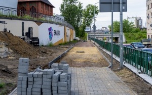 Prace przy budowie nowej rampy i przebudowy chodnika przy ul. Chorzowskiej wchodzą w decydujący etap (2)
