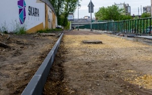 Prace przy budowie nowej rampy i przebudowy chodnika przy ul. Chorzowskiej wchodzą w decydujący etap (3)