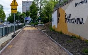 Prace przy budowie nowej rampy i przebudowy chodnika przy ul. Chorzowskiej wchodzą w decydujący etap (4)