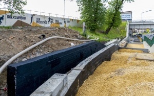 Prace przy budowie nowej rampy i przebudowy chodnika przy ul. Chorzowskiej wchodzą w decydujący etap (5)