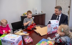 Przekazanie prezentów z okazji Dnia Dziecka (4)