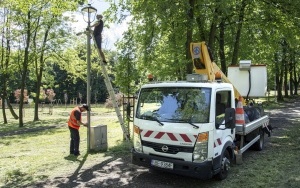 Wymiana opraw oświetleniowych w Parku Amendy (2)