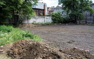 Trwają prace ziemne przy budowie boiska szkolnego przy ul. Józefczaka w Bytomiu (1)